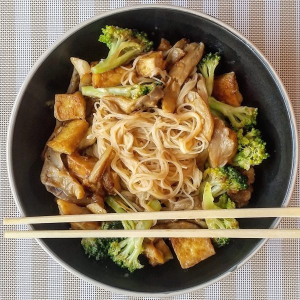 Satay rice noodles with rice , tofu and oyster mushrooms
