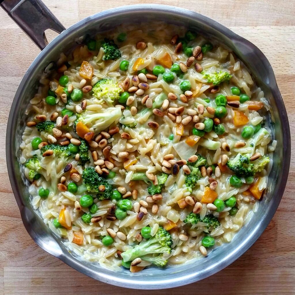 Risotto de pasta orzo, brócoli y guisantes