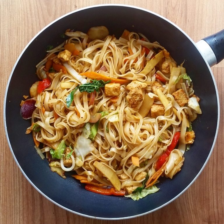 Quorn and rice noodle stir fry