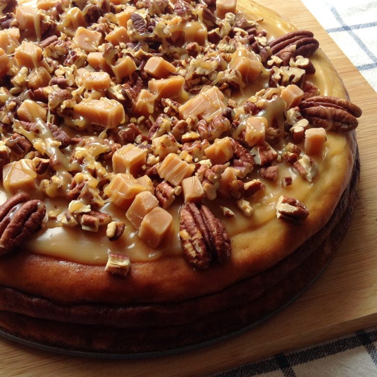 Baked cheesecake with toffee & pecan nuts