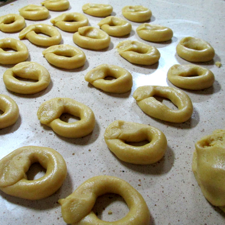 Rosquitos being rolled