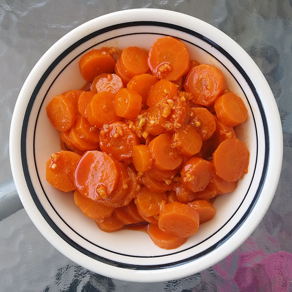 Carrot and garlic salad